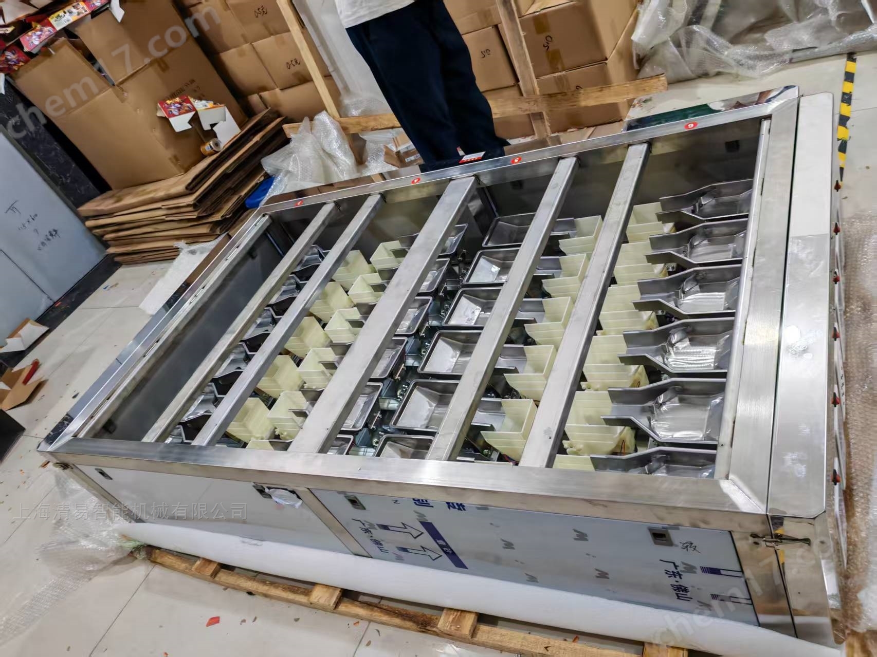 638966581853844890595.jpg 非標(biāo)定制28頭彩色拼豆顆粒盒裝分裝機(jī)