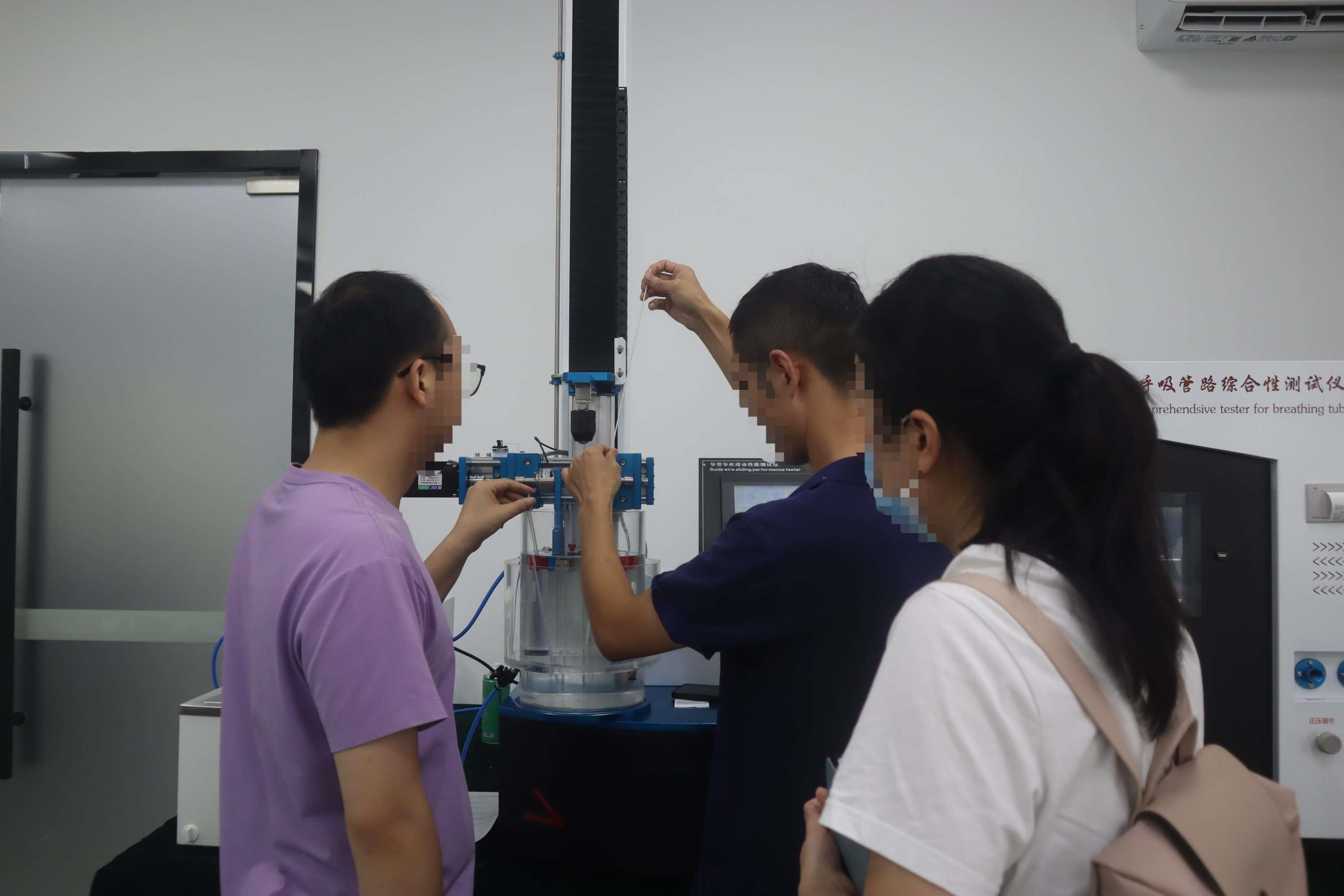 導(dǎo)絲導(dǎo)管滑動(dòng)性能測(cè)試儀：xx公司蒞臨上海誠(chéng)衛(wèi)設(shè)備參觀準(zhǔn)確可靠