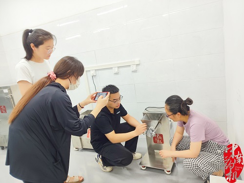 工程師圓滿完成鄭州衛(wèi)生健康職業(yè)學(xué)院制藥設(shè)備調(diào)試與培訓(xùn)